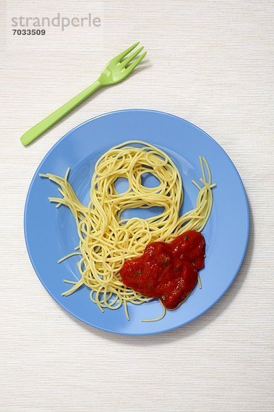 Sgaghetti mit Tomatensoße in Form eines Geistes auf Kinderteller