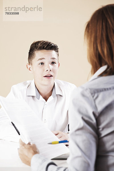 Teenager beim Bewerbungsgespräch