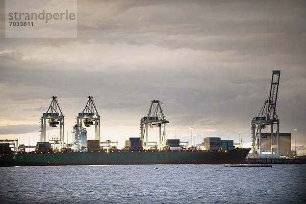 Fischereihafen  Fischerhafen  Lastkahn  Abenddämmerung