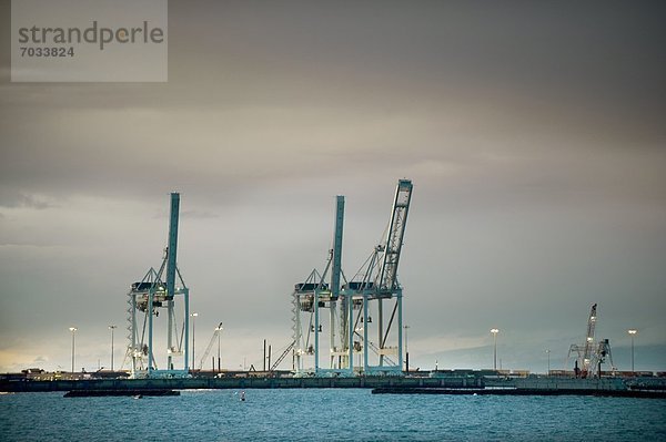 Fischereihafen  Fischerhafen  Lastkahn  Abenddämmerung