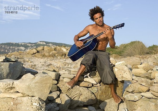 Mann Küste Gitarre jung spielen