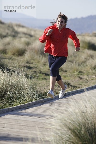 Frau rennen Athlet Holzweg