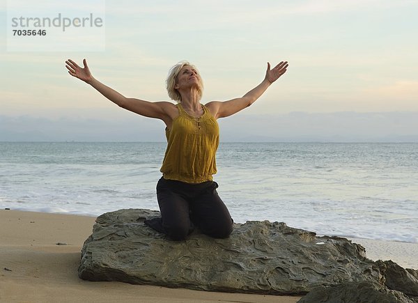 Frau Küste reifer Erwachsene reife Erwachsene Yoga 02 Position