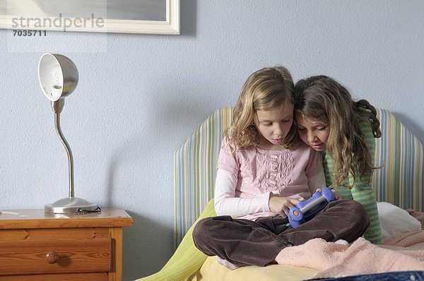 Interior zu Hause Zusammenhalt 2 Mädchen spielen