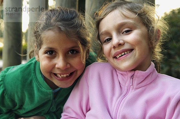 Außenaufnahme Portrait lächeln 2 Mädchen freie Natur