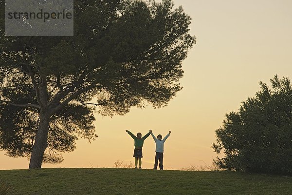 Außenaufnahme Sonnenuntergang heben 2 Mädchen freie Natur