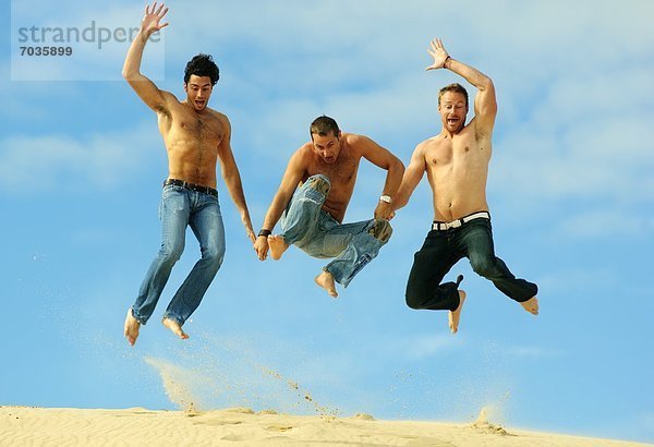 Fröhlichkeit Freundschaft Strand springen jung