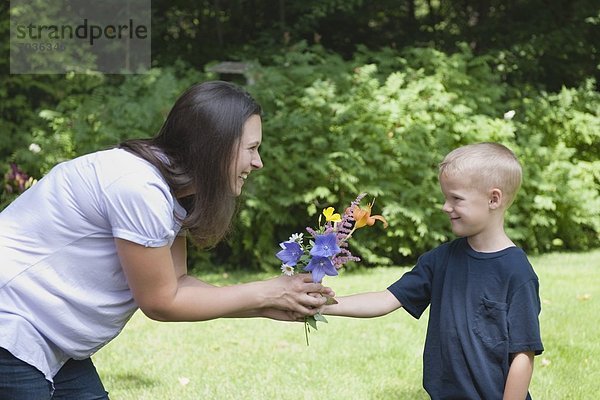 geben  Blume  Junge - Person  klein  Mutter - Mensch