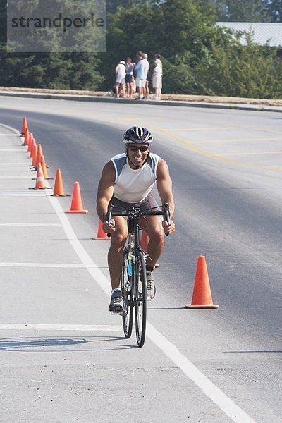 Mann  radfahren  Fernverkehrsstraße  Triathlon