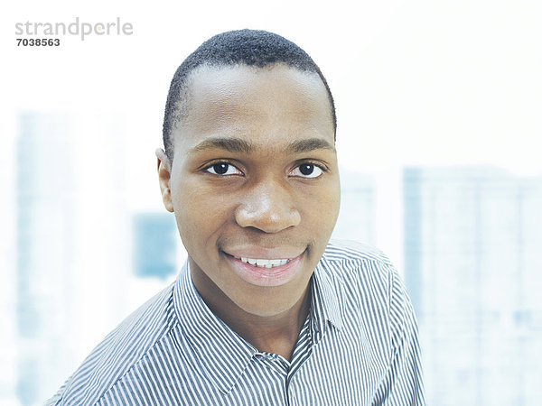 Mann  Geschäftsmann  jung  afroamerikanisch  amerikanisch  freundlich  lächelnd  zuversichtlich  erfolgreich  vor Skyline