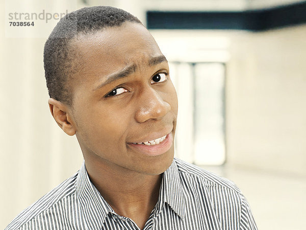 Mann  jung  afroamerikanisch  amerikanisch  freundlich  skeptisch  fragend  lächelnd