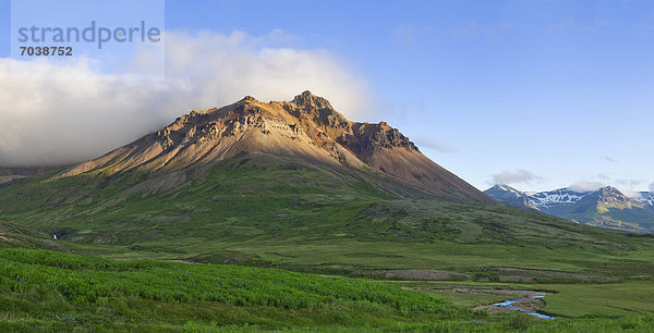 Berg Staaearfjall im Abendlicht  Bakkageraei  Island  Europa