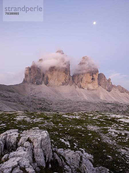 Drei Zinnen in Morgendämmerung  Nationalpark Dolomiti di Sesto  Sextener Dolomiten  Hochpustertal  Südtirol  Italien  Europa