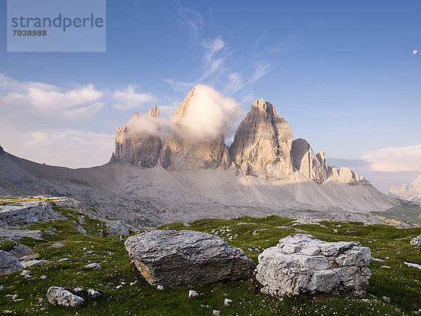 Drei Zinnen in Wolken bei Morgendämmerung  Nationalpark Dolomiti di Sesto  Sextener Dolomiten  Hochpustertal  Südtirol  Italien  Europa