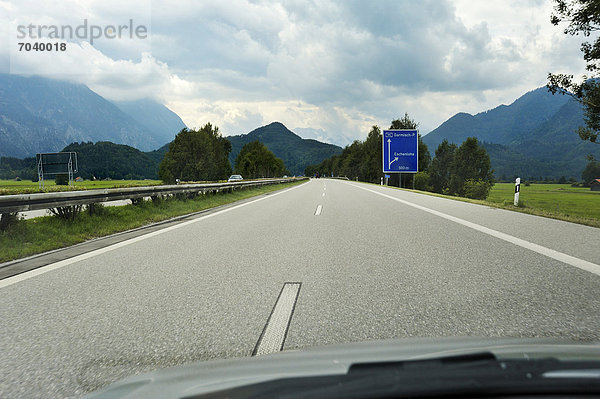 Fast leere Autobahn bei Eschenlohe  Bayern  Deutschland  Europa