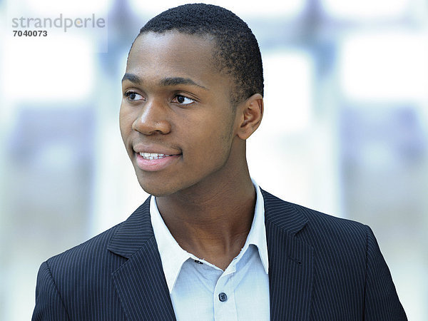 Geschäftsmann  jung  afroamerikanisch  amerikanisch  seriös  freundlich  lächelnd  sympathisch  kompetent