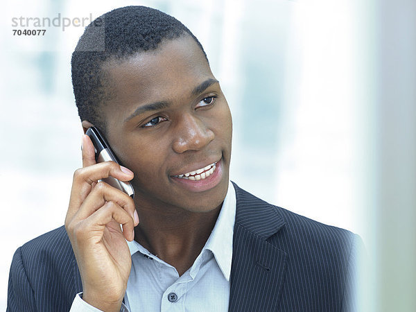 Geschäftsmann  jung  afroamerikanisch  amerikanisch  telefonieren  Handy  seriös  kompetent