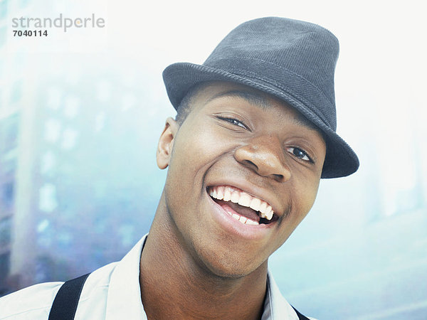 Mann  jung  afroamerikanisch  amerikanisch  freundlich  lachend  mit Hut  Stadt