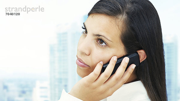 Frau  Geschäftsfrau  indisch  jung  telefoniert mit Handy  vor Skyline