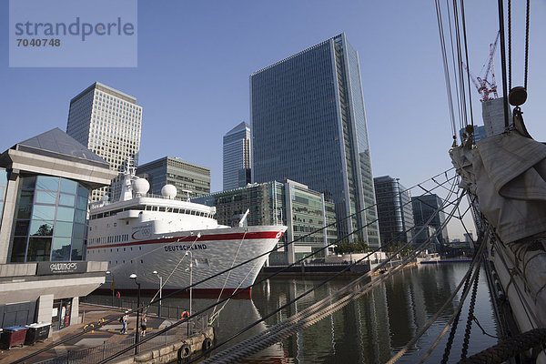 Kreuzfahrtschiff MS Deutschland vor Anker im West India Dock in Canary Wharf während der Olympiade 2012 in London  England  Großbritannien  Europa