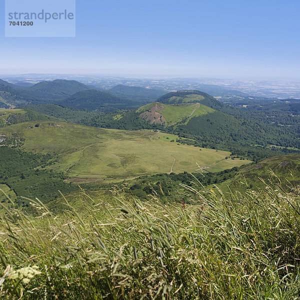 Blick vom Puy de Dome auf die Vulkanlandschaft der Chaine des Puys  Auvergne  Frankreich  Europa