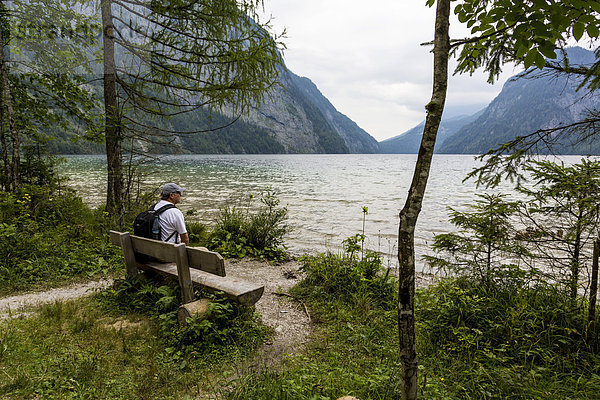 56jähriger Tourist  Wallfahrtskirche St. Bartholomä  Königssee  Gewitterstimmung  Nationalpark Berchtesgaden  Berchtesgadener Land  Oberbayern  Bayern  Deutschland  Europa