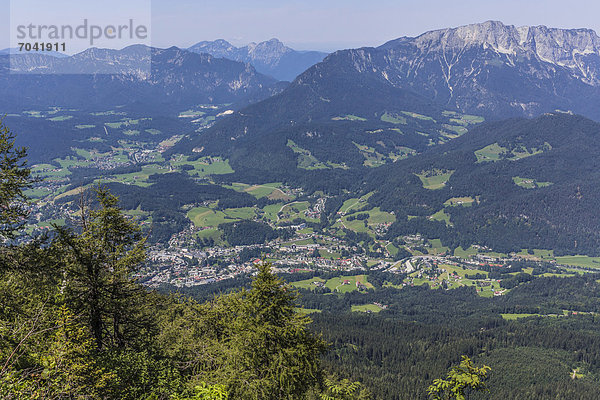 Aussicht vom Kehlsteinhaus auf Berchtesgaden und auf die Alpen  Berchtesgadener Land  Bayern  Deutschland  Europa