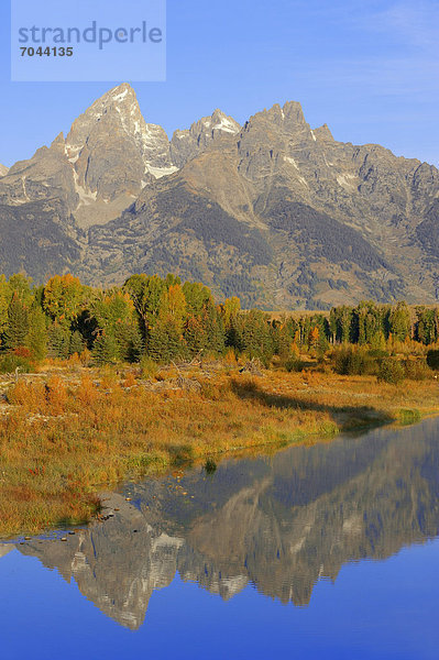 Teton Range spiegelt sich im Snake River  Grand Teton Nationalpark  Wyoming  USA
