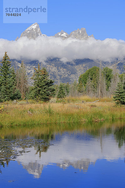 Teton Range mit Wolken spiegelt sich im Snake River  Grand Teton Nationalpark  Wyoming  USA