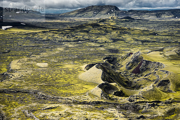 Luftaufnahme  Ausbruchsspalte  mit Moos bewachsene Laki-Krater oder LakagÌgar  Kraterreihe  Hochland  Süd-Island  Su_urland  Island  Europa