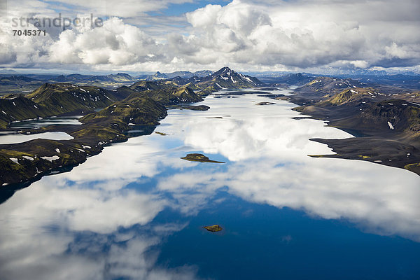 Luftaufnahme  See LangisjÛr  mit Moos bewachsene Berge  Hochland  Island  Europa