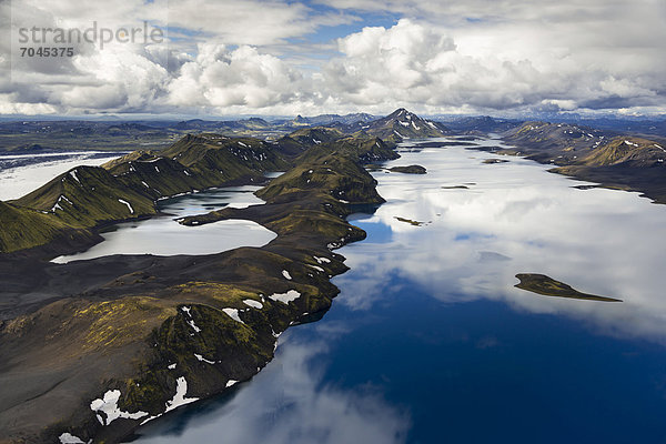 Luftaufnahme  See LangisjÛr  mit Moos bewachsene Berge  Hochland  Island  Europa