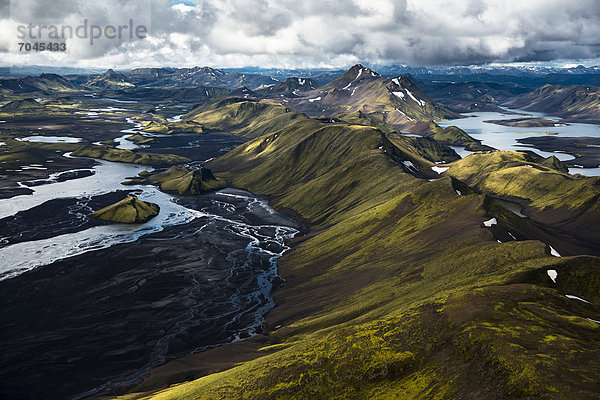 Luftaufnahme  See LangisjÛr  mit Moos bewachsene Berge  Fluß Skaft·  Hochland  Island  Europa