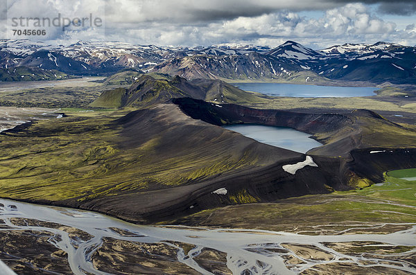 Luftaufnahme  Kratersee oder Caldera LjÛtipollur  stellenweise mit Schnee bedeckte Rhyolith-Berge  verflochtener Fluss Tungna·  Landmannalaugar  Fjallabak Naturschutzgebiet  Hochland  Island  Europa