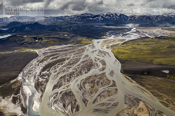 Luftaufnahme  verflochtener Fluss Tungna·  stellenweise mit Schnee bedeckte Rhyolith-Berge  Landmannalaugar  Fjallabak Naturschutzgebiet  Hochland  Island  Europa