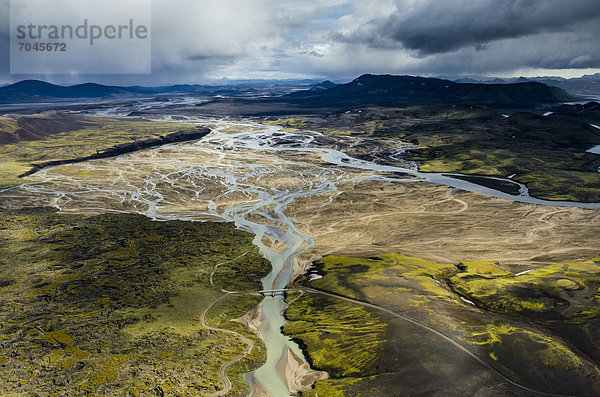Luftaufnahme  verflochtener Fluss Tungna·  Rhyolith-Berge  Landmannalaugar  Fjallabak Naturschutzgebiet  Hochland  Island  Europa