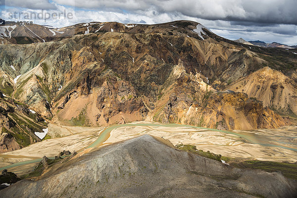 Luftaufnahme  verflochtener Fluss JökulgilkvÌsl  Rhyolith-Berge  Landmannalaugar  Fjallabak Naturschutzgebiet  Hochland  Island  Europa