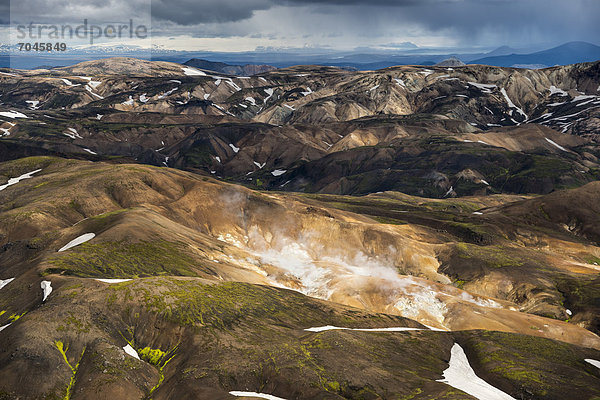 Luftaufnahme  Hochtemperatur-Gebiet  Geothermal-Gebiet  stellenweise mit Schnee bedeckte Rhyolith-Berge  Landmannalaugar  Fjallabak Naturschutzgebiet  Hochland  Island  Europa