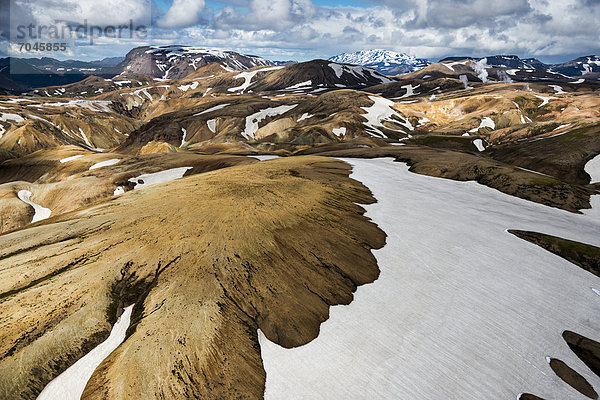 Luftaufnahme  stellenweise mit Schnee bedeckte Rhyolith-Berge  Landmannalaugar  Fjallabak Naturschutzgebiet  Hochland  Island  Europa