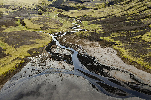 Luftaufnahme  Flusslauf  mit Moos bewachsene Landschaft  Hochland  Island  Europa
