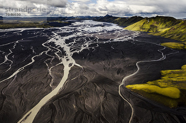 Luftaufnahme  mit Moos bewachsene Berge  schwarze Sandwüste MÊlifellssandur  Hochland  Island  Europa