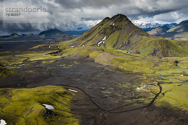 Luftaufnahme  mit Moos bewachsener Berg Bratth·ls  Wanderhütte Hvanngil  Hochland  Island  Europa