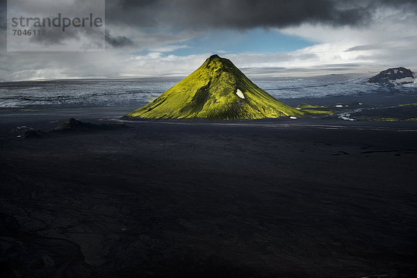 Luftaufnahme  mit Moos bewachsener Berg MÊlifell  schwarze Sandwüste MÊlifellssandur  Hochland  Island  Europa