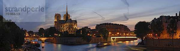 Gotische Kathedrale Notre-Dame auf der Ile de la CitÈ an der Seine zur Abenddämmerung  von der Brücke Pont de la Toumelle  Paris  Ile-de-France  Frankreich  Europa