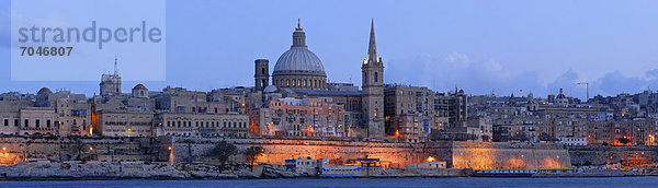 Kuppel Skyline Skylines Valletta Hauptstadt Europa Sonnenuntergang Kirche Kathedrale St. Pauls Cathedral blau Flutlicht Stunde Malta