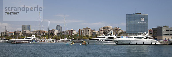 Luxusyachten im Hafen Port Vell  Marina Port Vell  Barcelona  Katalonien  Spanien  Europa