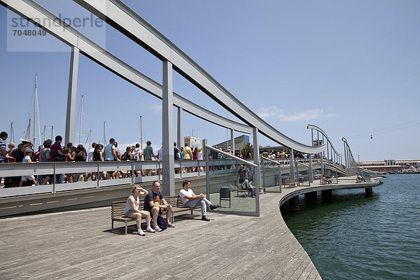 Moderne Fußgängerbrücke Rambla de Mar im Hafen Port Vell  Barcelona  Katalonien  Spanien  Europa  ÖffentlicherGrund