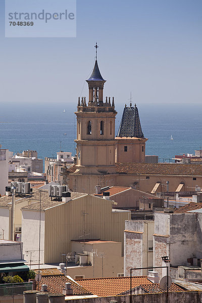 Ausblick auf den Ort mit Kirche EsglÈsia de Santa Maria  Arenys de Mar  Comarca Maresme  Costa del Maresme  Katalonien  Spanien  Europa  ÖffentlicherGrund