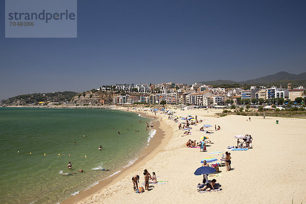 Strand und Küste vor dem Ort Arenys de Mar  Comarca Maresme  Costa del Maresme  Katalonien  Spanien  Europa  ÖffentlicherGrund