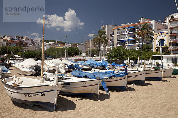 Boote am Strand  Sant Pol de Mar  Comarca Maresme  Costa del Maresme  Katalonien  Spanien  Europa  ÖffentlicherGrund